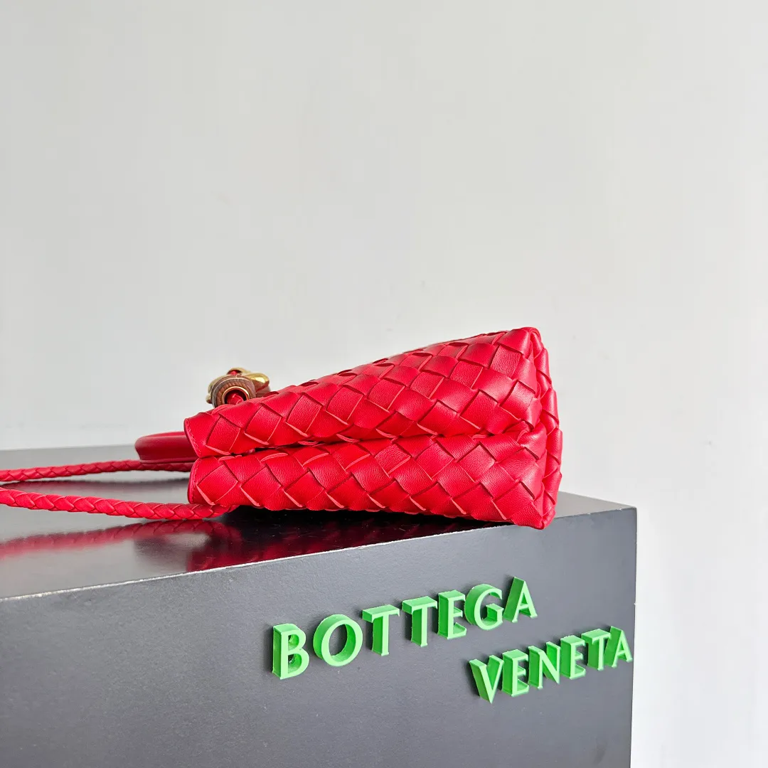 The new Andiamo batch of 3060 BV is shipped‼ ️The classic intercciato weaving process is used to create a soft bag, the metal knot is made of micro-cast aluminum using jewelry technology🪢, and the decorative beads are made of metal and hand-polished oak, allowing you to jump repeatedly between elegance and fun💃, making it unpredictable. Classic and versatile, it shows off your temperament, and the bag has a large capacity, making it very convenient for daily commuting! It has a variety of carrying methods, the shoulder straps can be adjusted by yourself, the original lambskin feels soft and delicate, and the unisex style breaks gender boundaries and brings a more practical and long-lasting use experience. The Andiamo, which has both elegant and casual styles, perfectly interprets the "fashionable old money style". Style No.: 743568+Wood Hardware Color: National Flag Red Size: 25*22*10.5cm